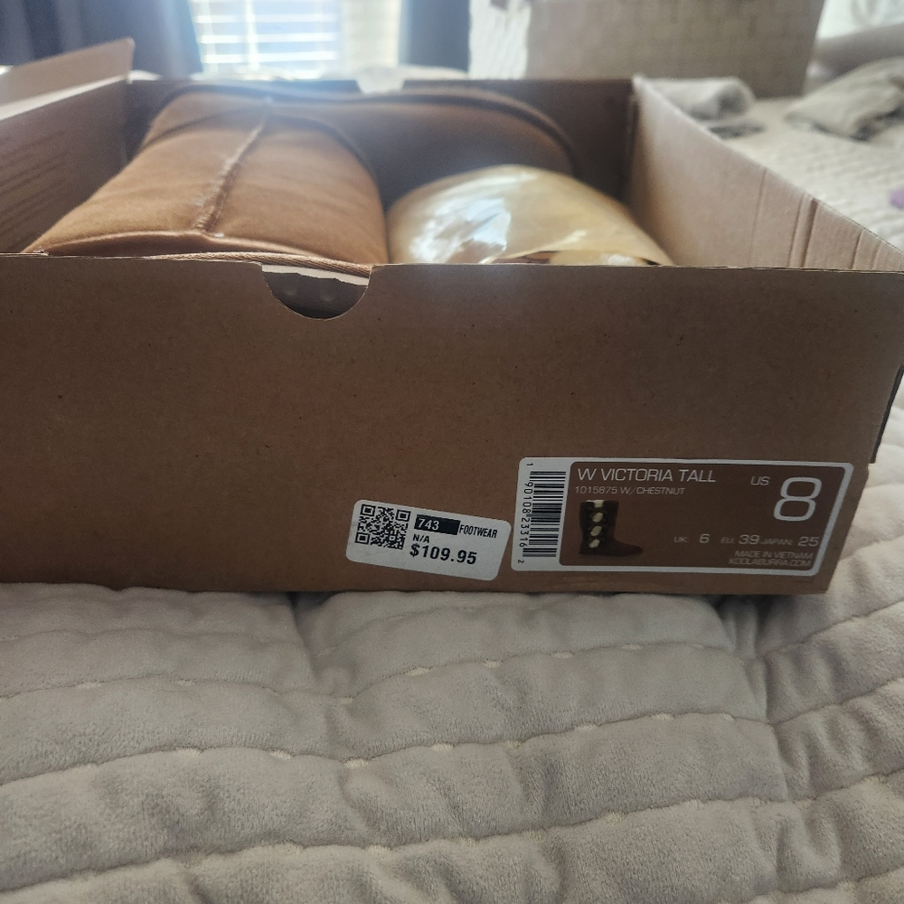 W Victoria tall boots / UGG size 8 color , W/Chestnut